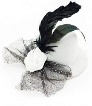 Шляпа на заколке белая с розой и с черным пером