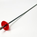 Шпага фехтовальщика с красной ручкой