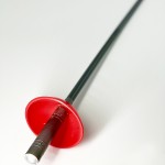 Шпага фехтовальщика с красной ручкой