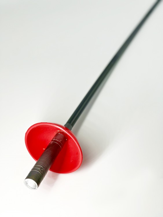 Шпага фехтовальщика с красной ручкой
