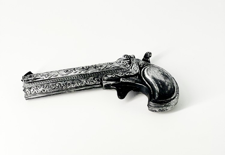 Револьвер пластик черно-серебряный