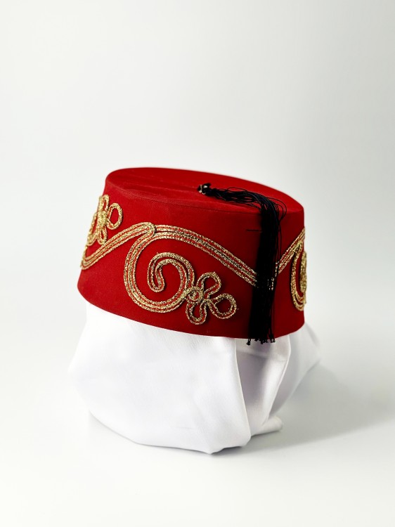 Феска восточная красная с золотой вышивкой и кисточкой Феска восточная красная с золотой вышивкой и кисточкой