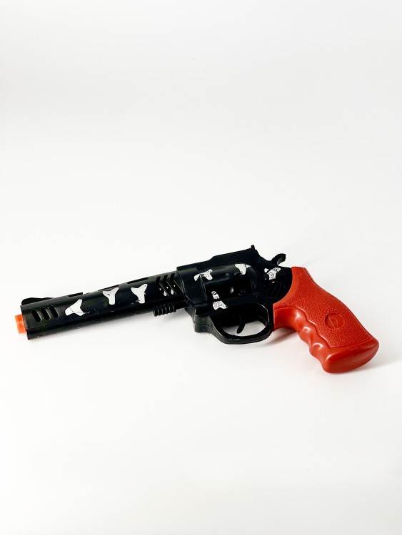Пистолет с красной рукояткой Пистолет с красной рукояткой
