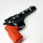Пистолет с красной рукояткой Пистолет с красной рукояткой