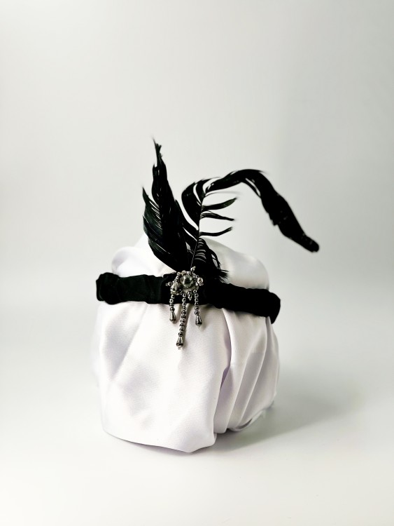 Повязка перья черная бусинки